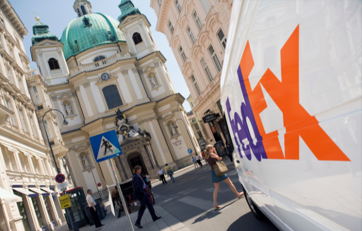 FedEx Lieferwagen in der Stadt