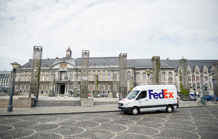 Fourgonnette FedEx dans une ville
