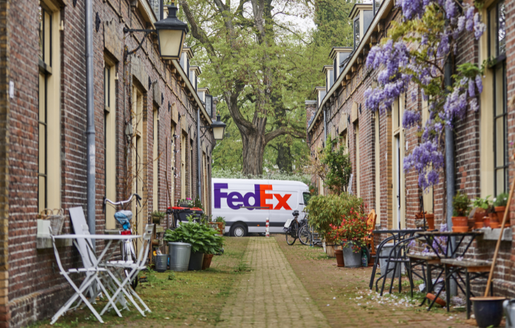 Een FedEx-bestelwagen in de stad