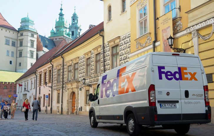 Furgonetka FedEx w mieście