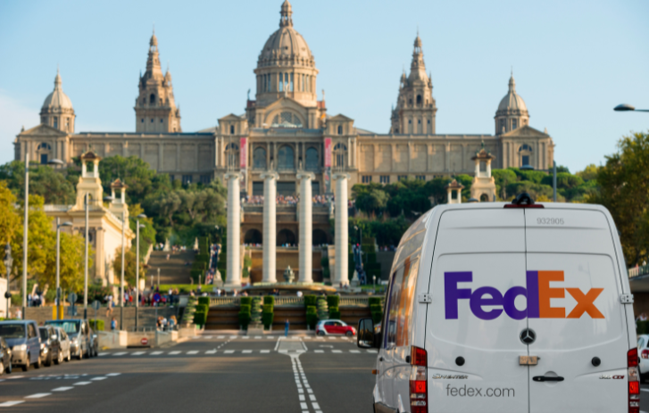 Una furgoneta de FedEx en la ciudad
