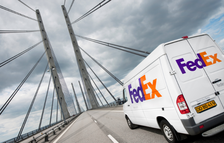FedEx-skåpbil på en bro