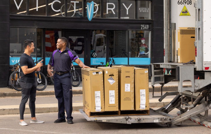FedEx Mitarbeiter beim Beladen von Paketen in einen Lieferwagen
