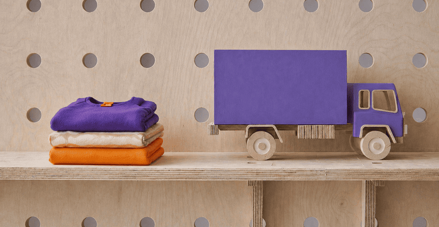 Camion en jouet sur une étagère
