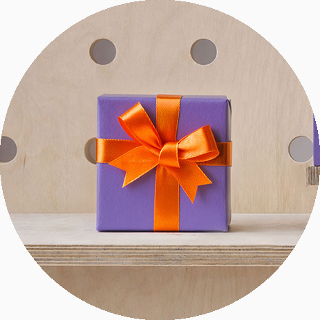 Als Geschenk verpacktes Paket mit einer Schleife
