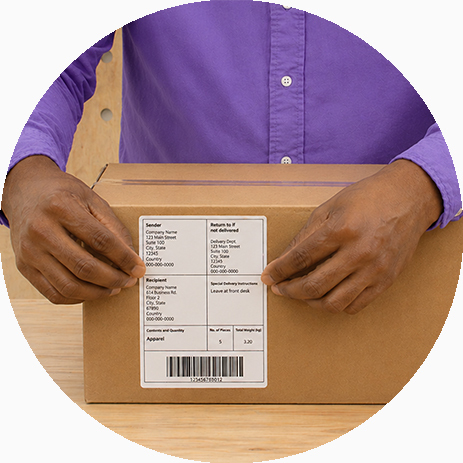 Osoitelapun kiinnittäminen pakettiin