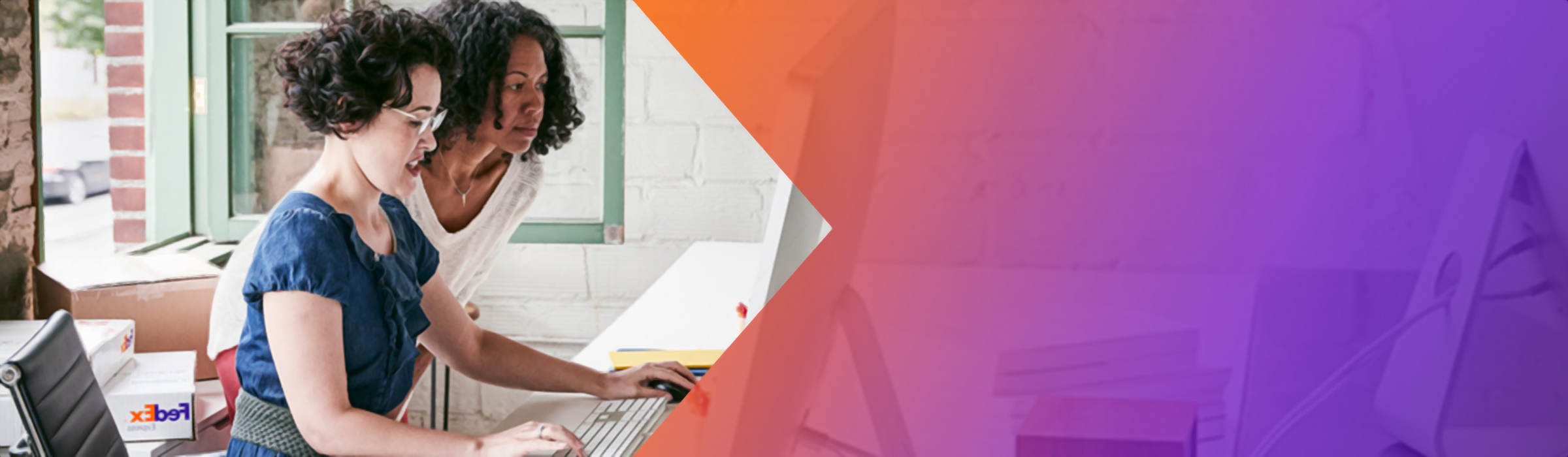 נשים מחייכות מסתכלות על מחשב נייד