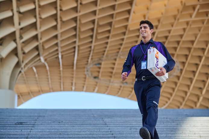 Colaborador da FedEx com pacote