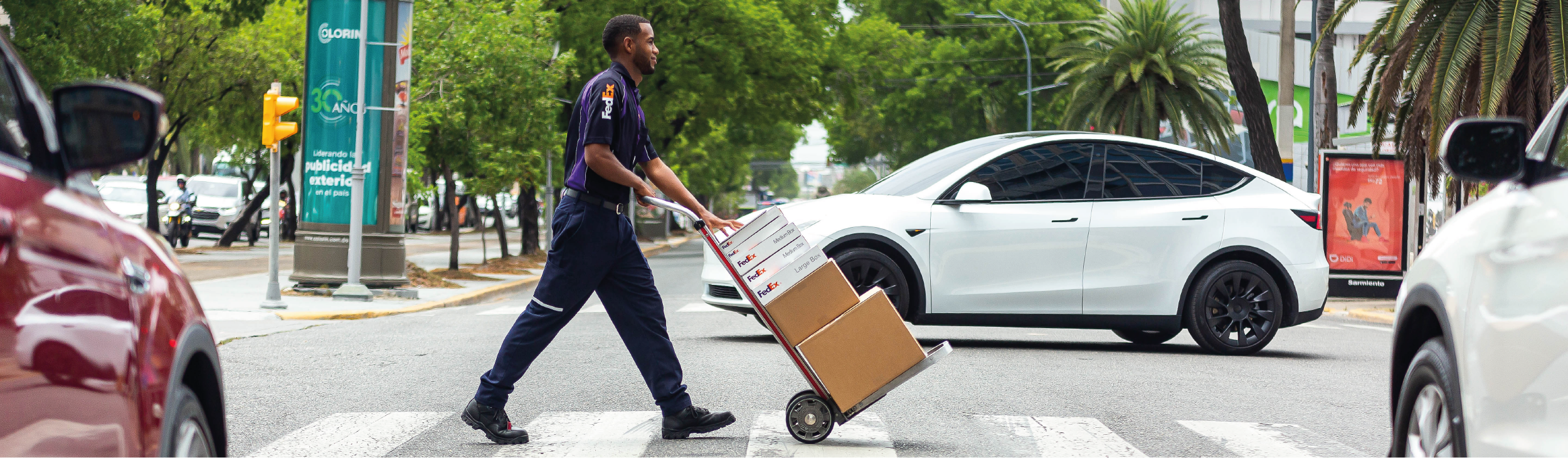 Empleado de FedEx con un paquete