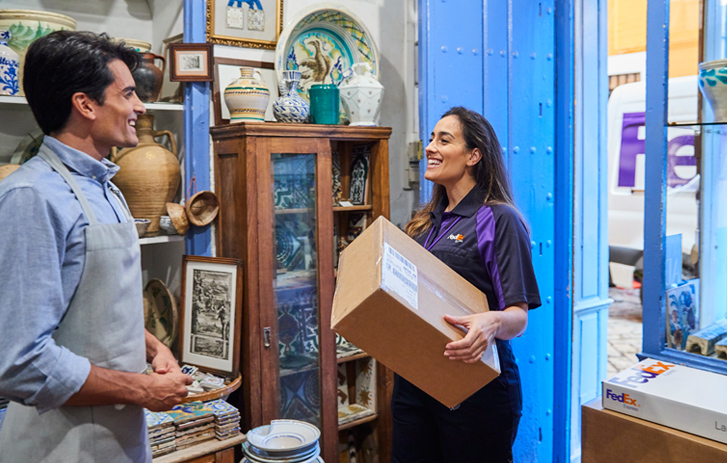 Empleado de FedEx y cliente