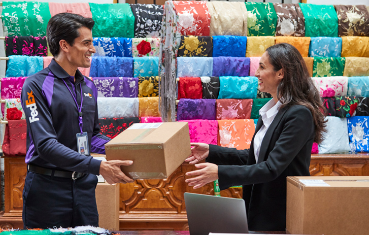 Colaborador de FedEx entregando un paquete