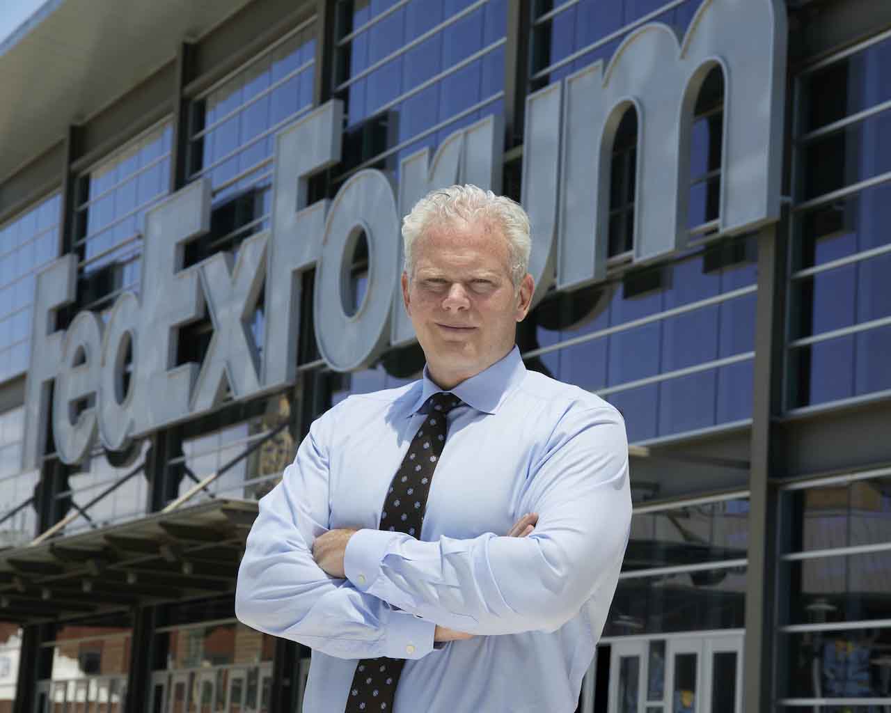 Richard Smith frente al foro de FedEx