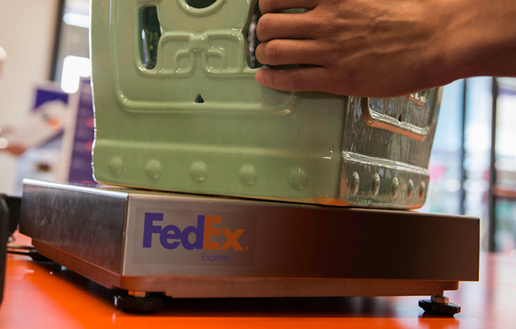 Customer using a packing scale