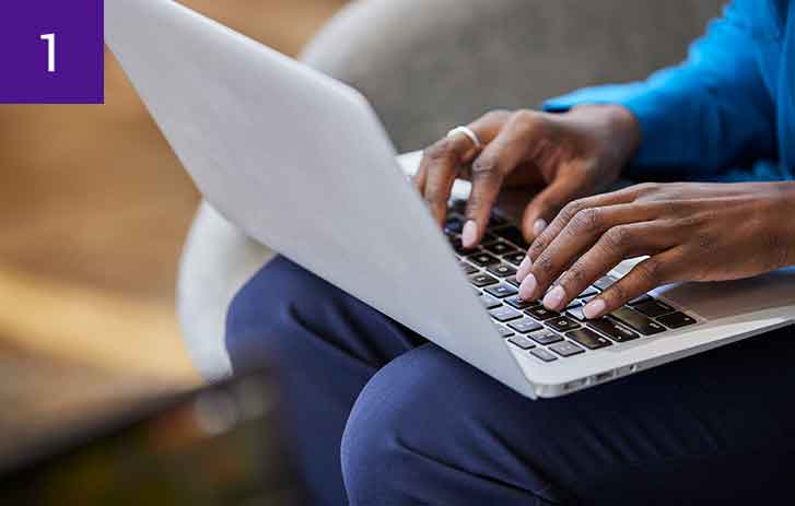 Hombre escribiendo en una computadora portátil