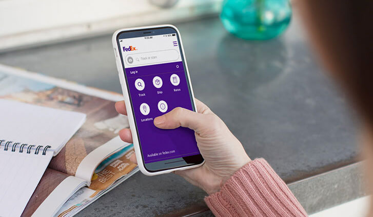 Customer using the FedEx Mobile app