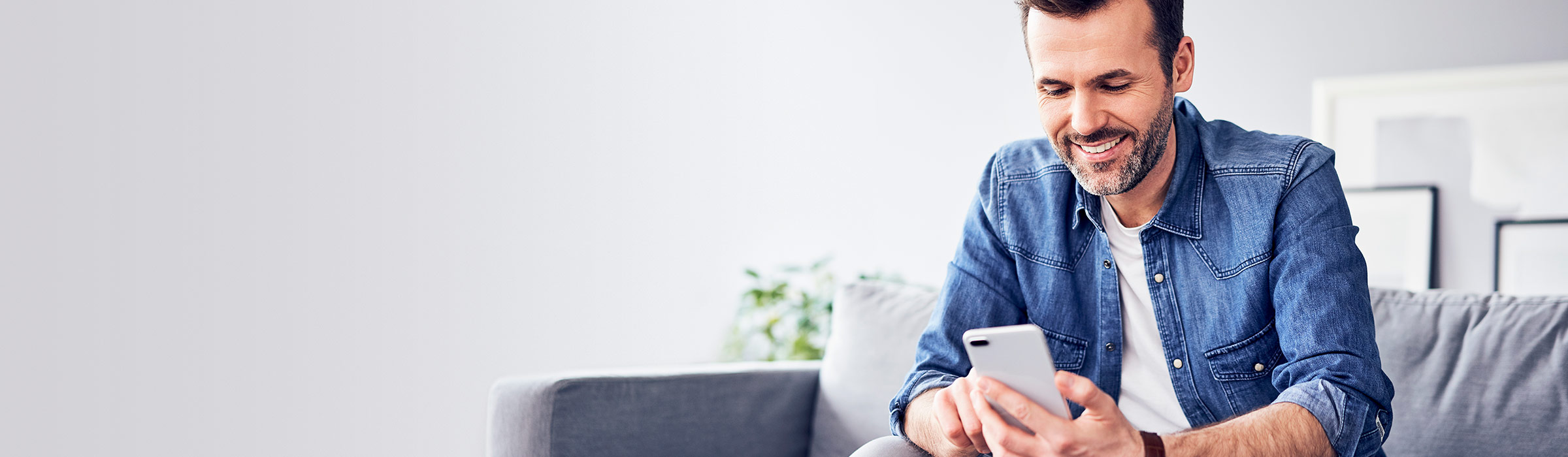 FedEx customer with mobile phone
