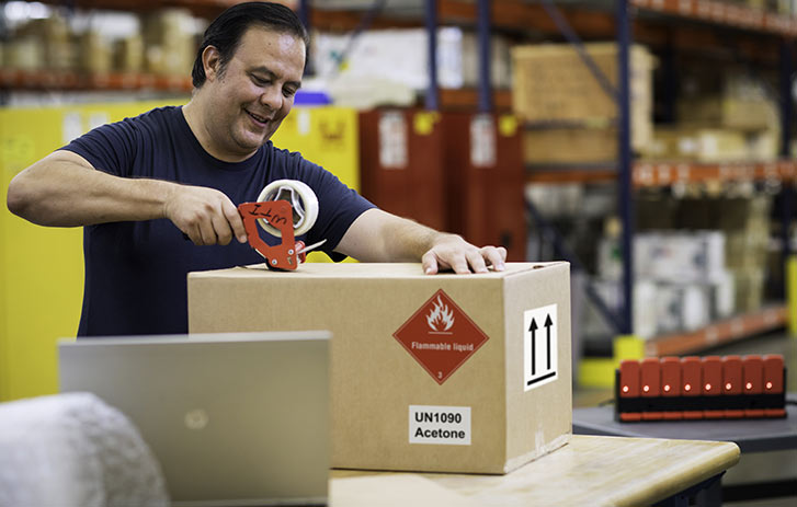 hombre empacando una caja