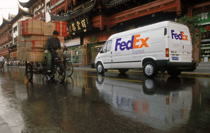 camioneta de entrega de FedEx en China