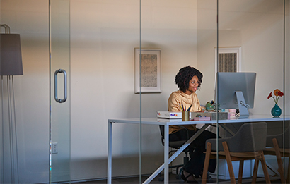 A businesswoman checks FedEx Critical Inventory Logistics from her desktop computer.