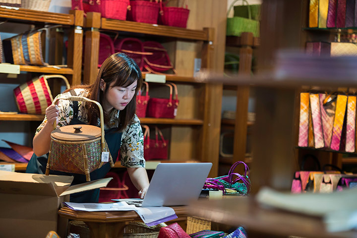 woman-shipping-computer