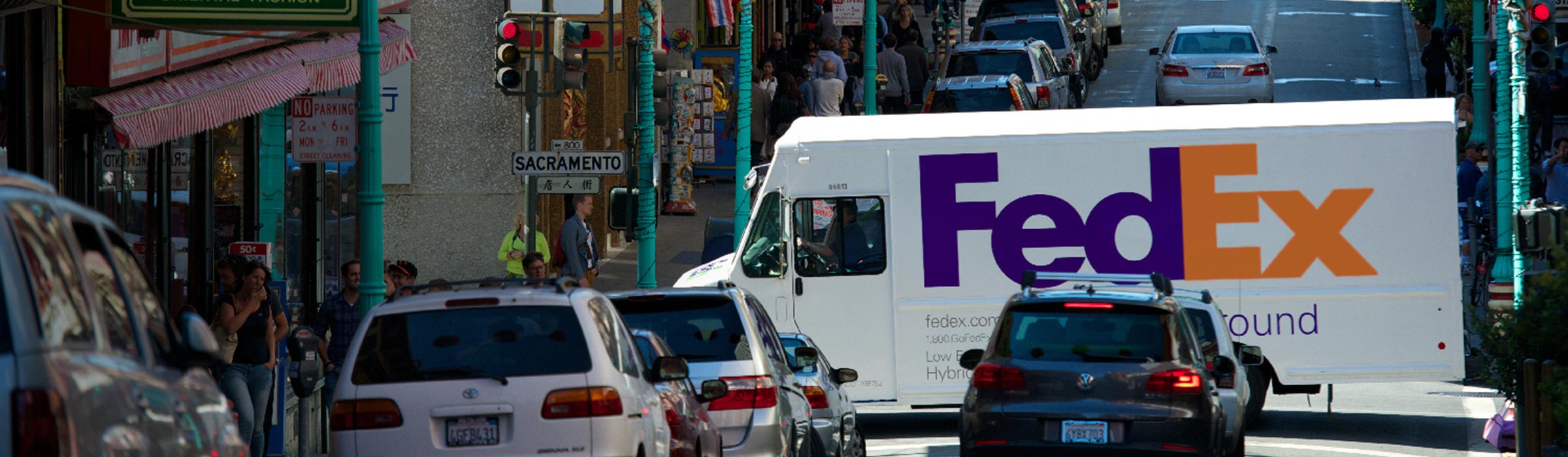 Camion de FedEx sur la route