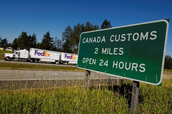 Road sign alerting carriers of proximity to Canada customs.