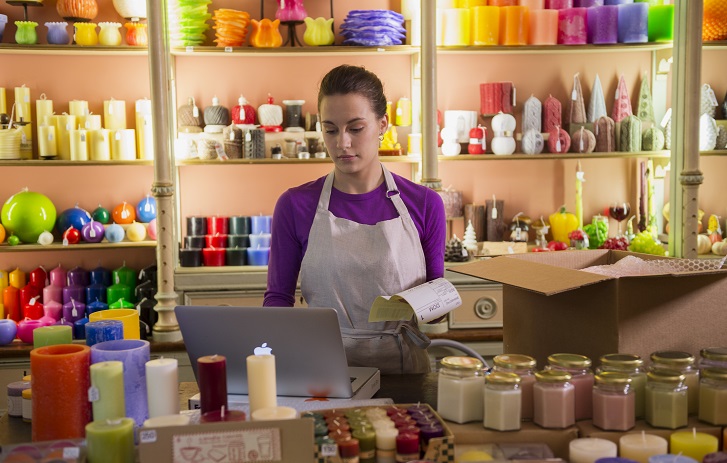 FedEx customer looking at customs forms online