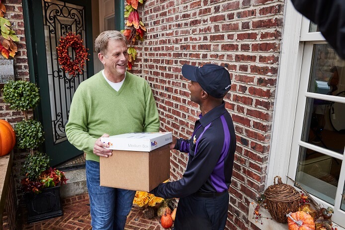 Messager FedEx livrant un colis