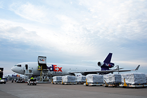 Avión de FedEx Express siendo cargado con suministros médicos