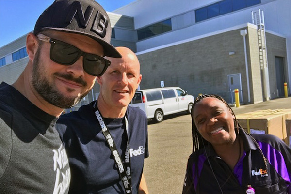 Rhys Bowen (Name Brand Promotions), Steve Ashbaker (FedEx Logistics) y Angela Marbley (FedEx Express)